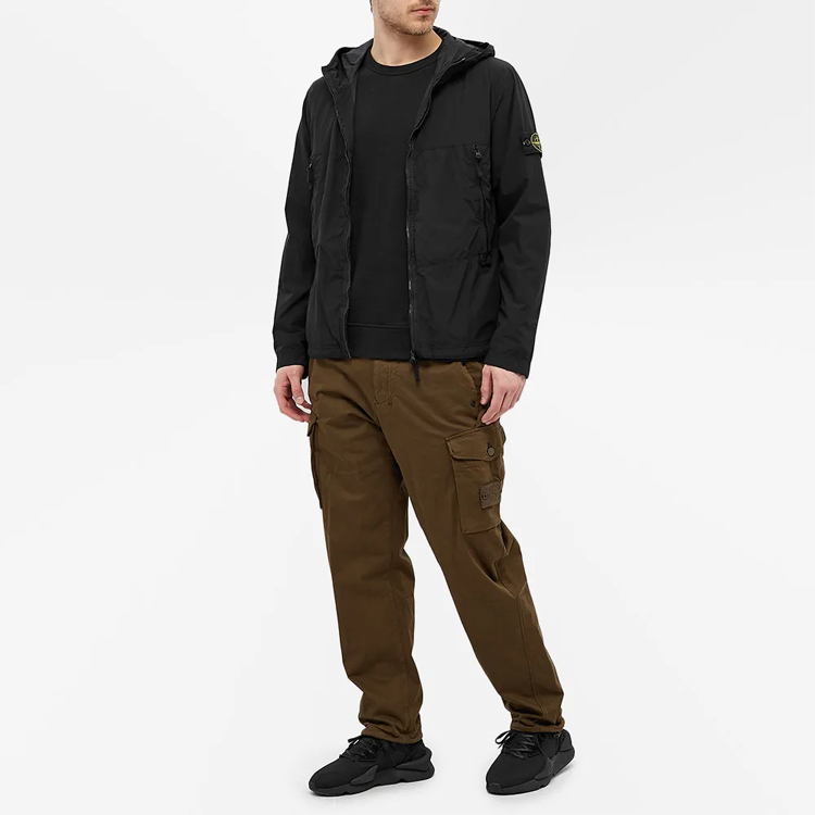 Lookbook STONE ISLAND SS21 Chaqueta Hoodie con Cremallera de Nylon Negro 741540131-V0029