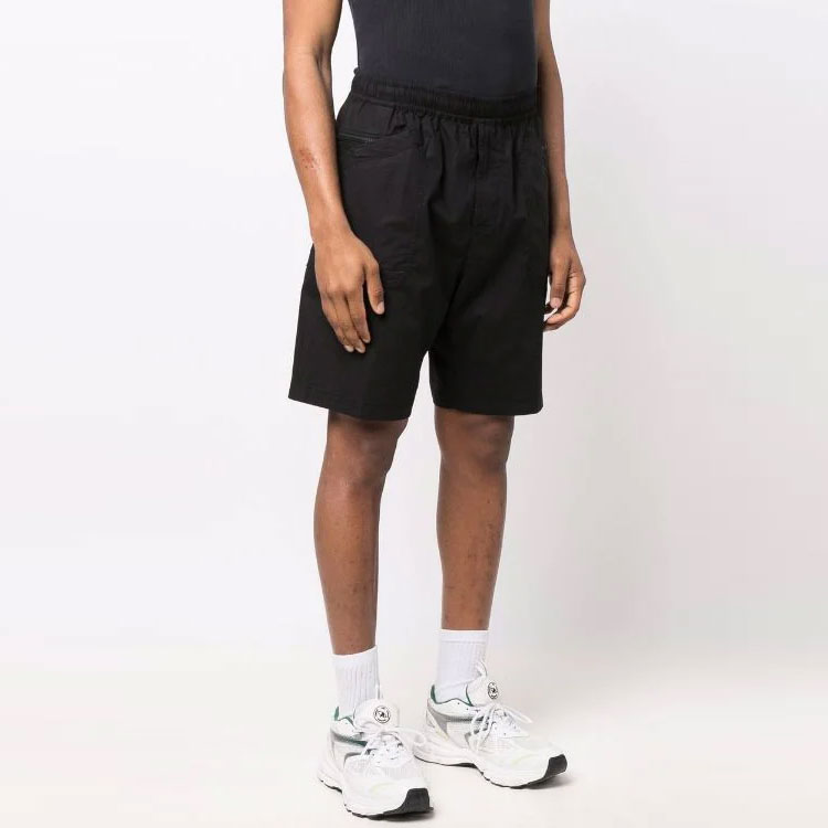 Shop STONE ISLAND SS22 黑色羅盤標誌短褲 7615L0403-V0029