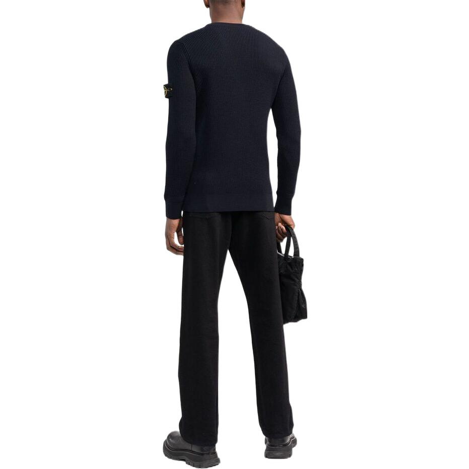 Shop Stone Island SS22 深藍色標誌貼布羊毛圓領毛衣。 7715553C2-V0020
