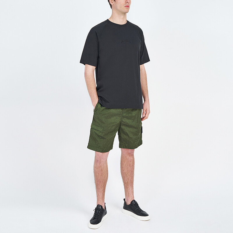 Shop STONE ISLAND SS22 綠色寬鬆版型休閒短褲 標誌設計。 7615l1721-v0058