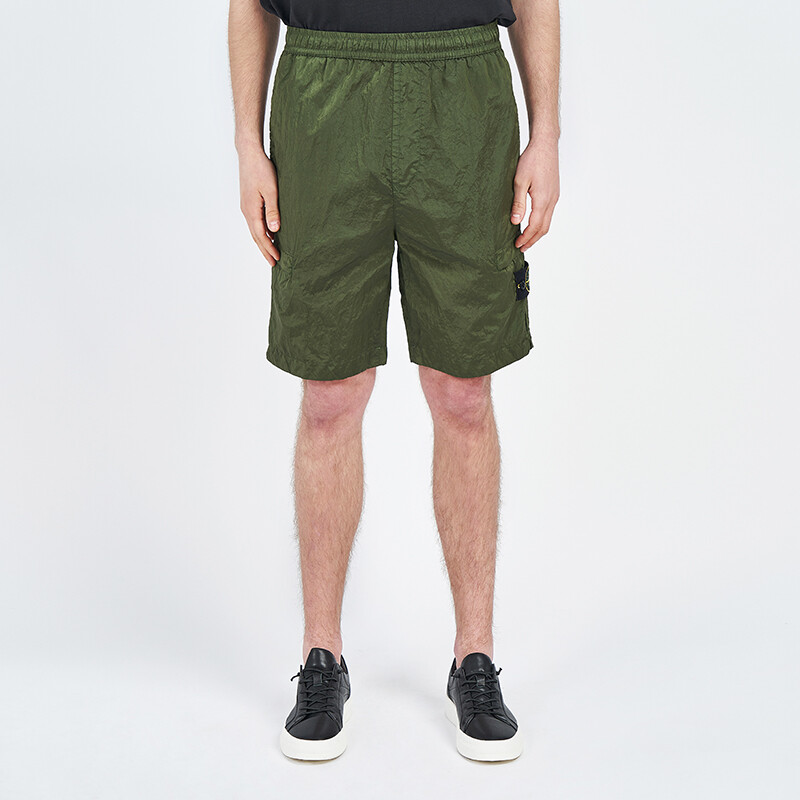 Purchase STONE ISLAND SS22 綠色寬鬆版型休閒短褲 標誌設計。 7615l1721-v0058