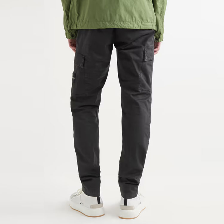 Shop STONE ISLAND SS22 Seluar Cargo Hitam Logo Patch Lelaki Kasual Loose Fit. 761530604-V0129