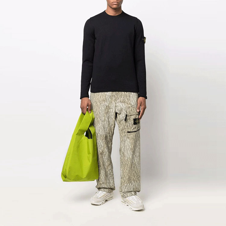 Lookbook STONE ISLAND SS22 羅盤徽章黑色套頭毛衣 男款. 7615502B0-V0029