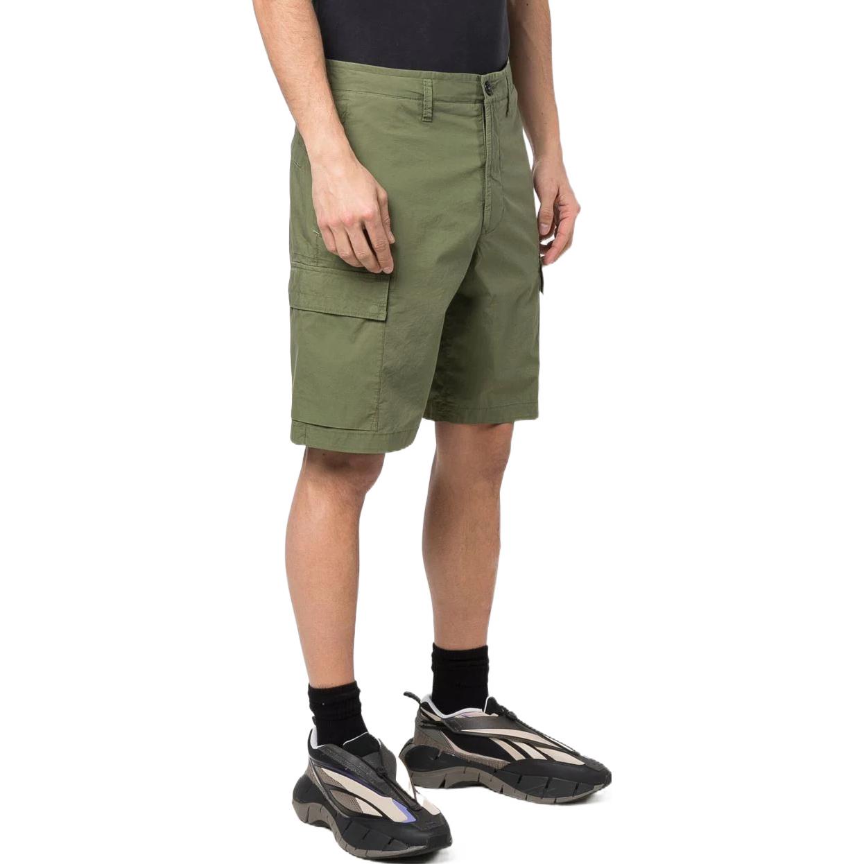 Shop STONE ISLAND SS22 綠色印花標誌男士工裝短褲 7615L0803-V0058