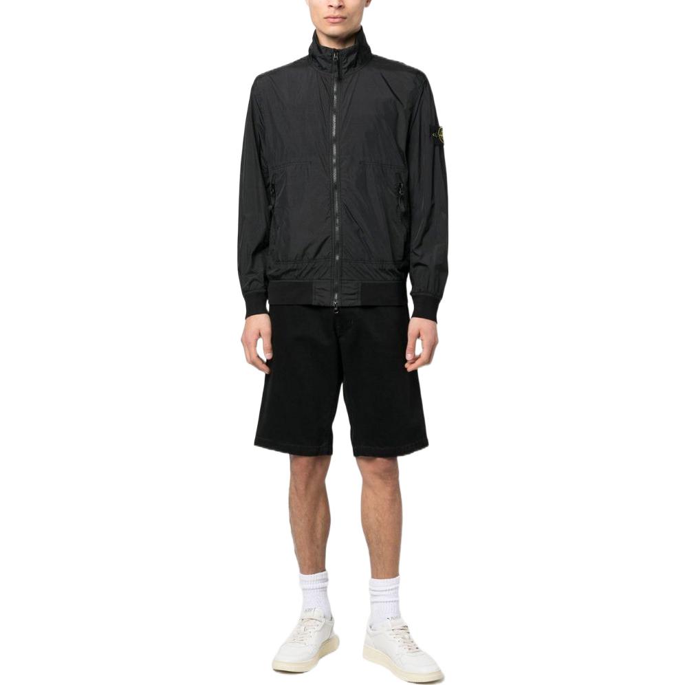 Lookbook Stone Island SS23 黑色拉鍊外套帶標誌補丁。 781542822-V0029