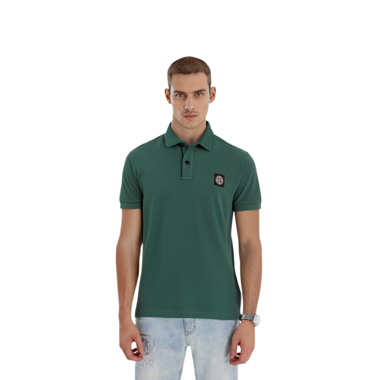 Shop STONE ISLAND SS23 綠色經典徽標短袖扣式POLO衫 10152SC17-V0053
