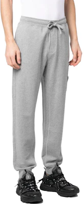 STONE ISLAND SS23 Jogger Kelabu Kasual dengan Logo Patch. 101564451-A0M64 Purchase STONE ISLAND SS23 Jogger Kelabu Kasual dengan Logo Patch. 101564451-A0M64