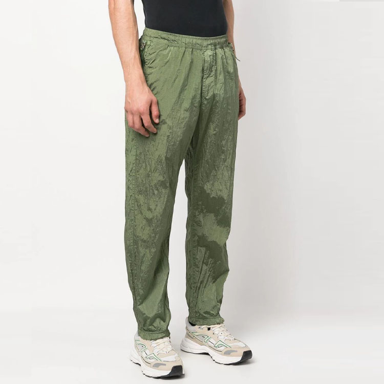 Shop Stone Island SS23 金屬尼龍系列鼠尾草綠休閒長褲 男款 781531019-V0055