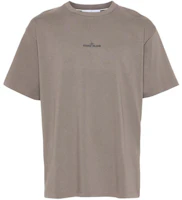 Lookbook Stone Island SS24 髒感Logo印花圓領T恤 淡灰色。 80152RCE6-V0092