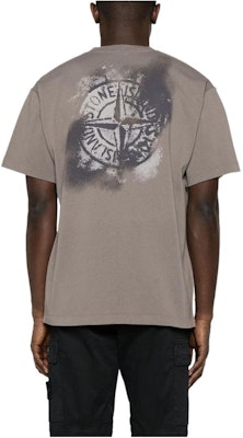 Stone Island SS24 髒感Logo印花圓領T恤 淡灰色。 80152RCE6-V0092 Shop Stone Island SS24 髒感Logo印花圓領T恤 淡灰色。 80152RCE6-V0092