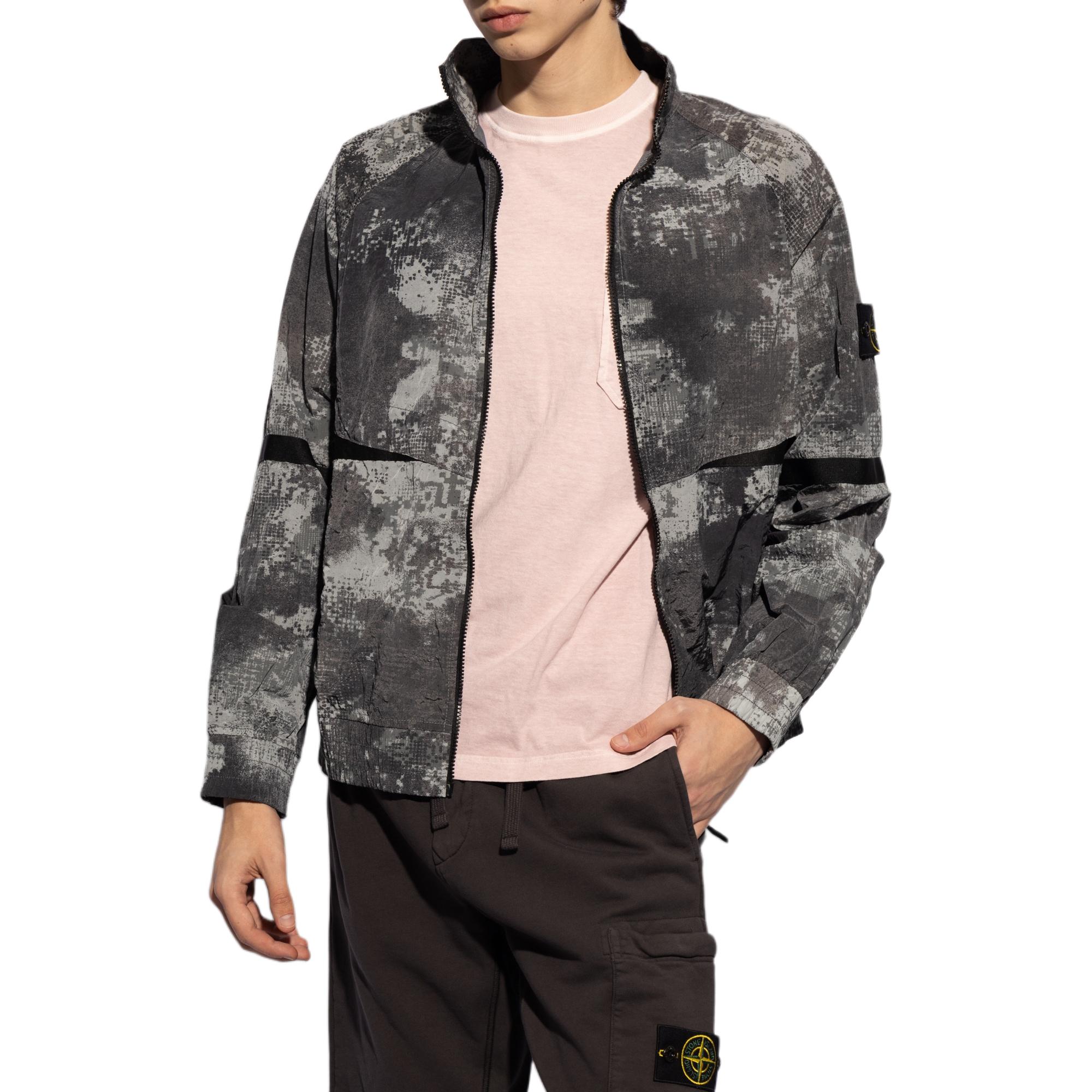 Shop ストーンアイランド SS24 グレー迷彩プリント ジップアップ ハイカラージャケット 8015661E1-V0060