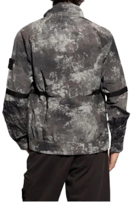 ストーンアイランド SS24 グレー迷彩プリント ジップアップ ハイカラージャケット 8015661E1-V0060 Purchase ストーンアイランド SS24 グレー迷彩プリント ジップアップ ハイカラージャケット 8015661E1-V0060