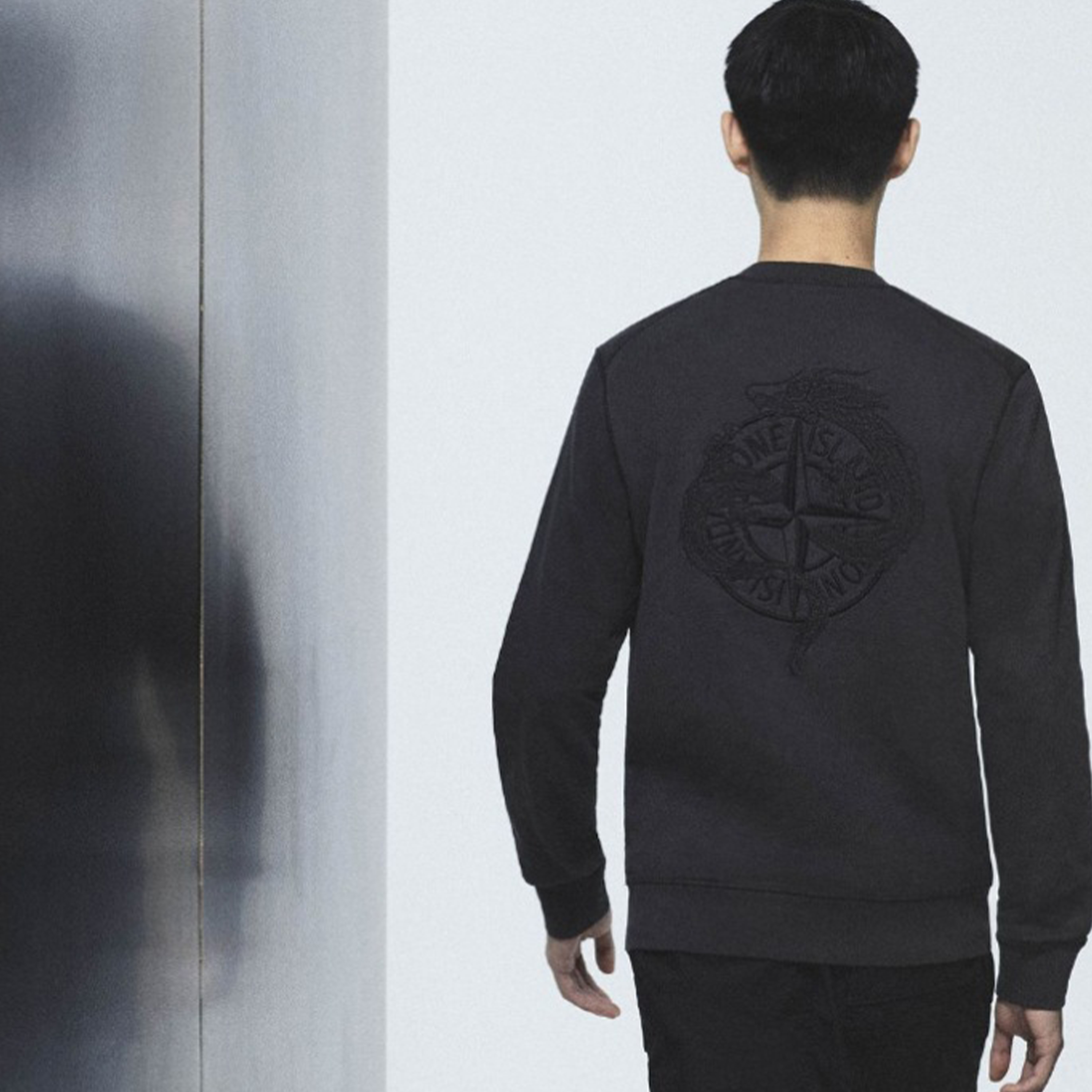 Shop STONE ISLAND SS24 農曆新年龍刺繡男女同款衛衣 深灰色 8025665CA-V0062