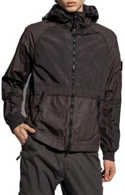Stone Island SS24 金属尼龙拼色连帽拉链夹克 男士炭灰色. 801542020-V0065 Lookbook Stone Island SS24 金属尼龙拼色连帽拉链夹克 男士炭灰色. 801542020-V0065