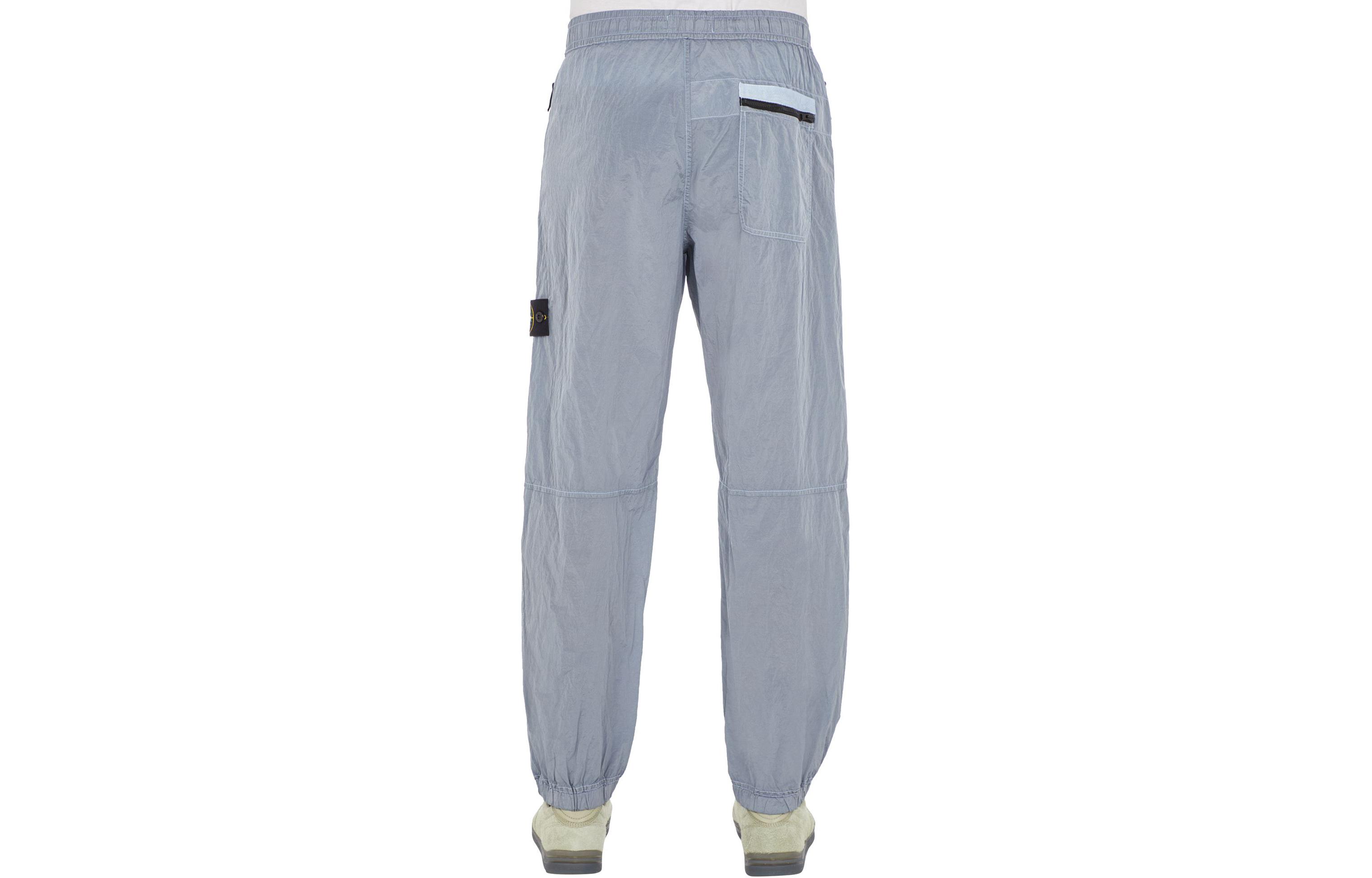 Lookbook Pantalones Casuales Stone Island SS24 Nylon Metálico Joggers Relajados Azul Frost. 801532519-V0041