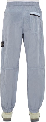 Pantalones Casuales Stone Island SS24 Nylon Metálico Joggers Relajados Azul Frost. 801532519-V0041 Lookbook Pantalones Casuales Stone Island SS24 Nylon Metálico Joggers Relajados Azul Frost. 801532519-V0041