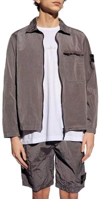 스톤 아일랜드 SS24 나일론 메탈 로고 셔츠 재킷 도브 그레이 남성 801511219-V0092 Lookbook 스톤 아일랜드 SS24 나일론 메탈 로고 셔츠 재킷 도브 그레이 남성 801511219-V0092