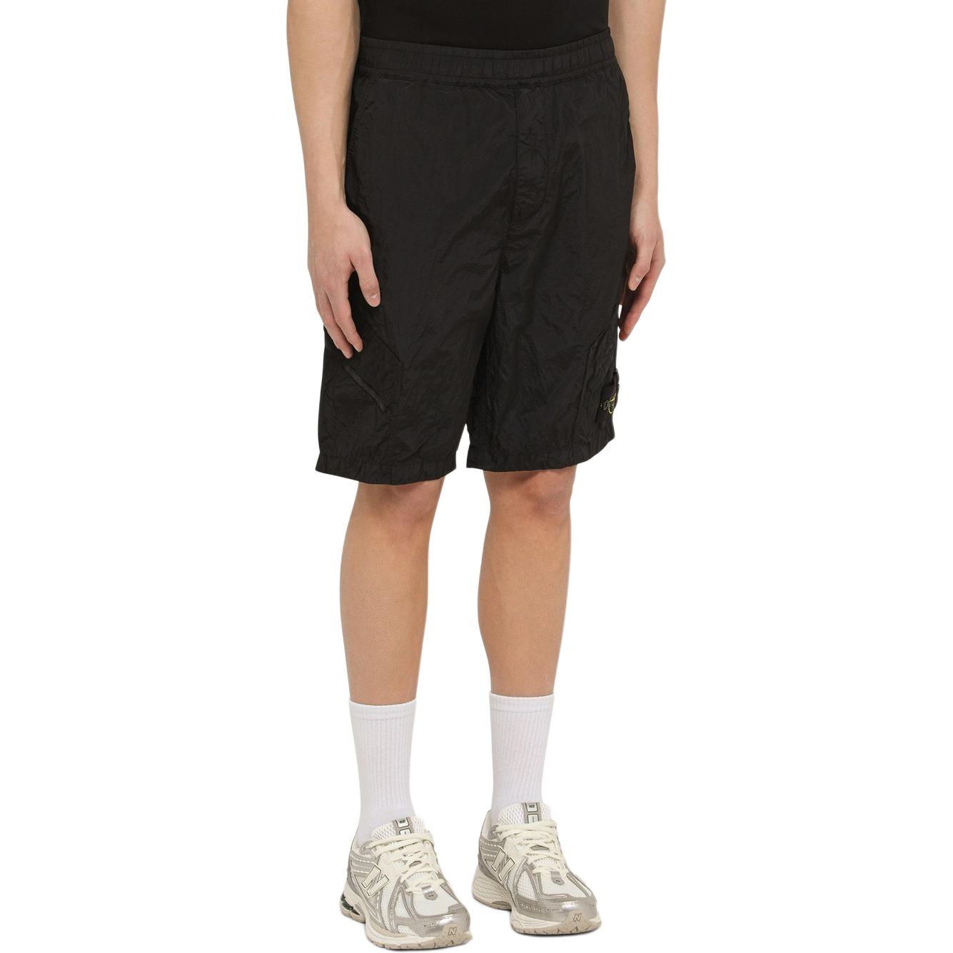 Shop STONE ISLAND SS24 Nylon Metal Logo Pantalones Cortos Negros Hombre. 8015L1719-V0029