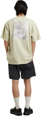 STONE ISLAND SS24 T-Shirt Logo Belakang Hijau Pistachio Lengan Pendek. 80152RCE6-V0051 Details for STONE ISLAND SS24 T-Shirt Logo Belakang Hijau Pistachio Lengan Pendek. 80152RCE6-V0051