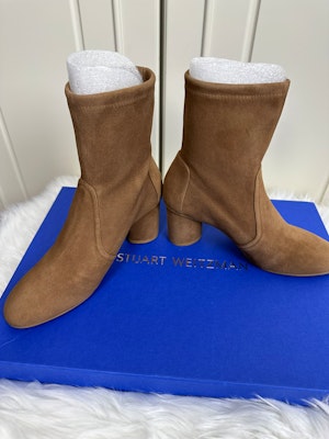 Stuart Weitzman Ankle Booties 'Hak Tebal Suede Ujung Bulat'. MARGOT-75 Lookbook Stuart Weitzman Ankle Booties 'Hak Tebal Suede Ujung Bulat'. MARGOT-75