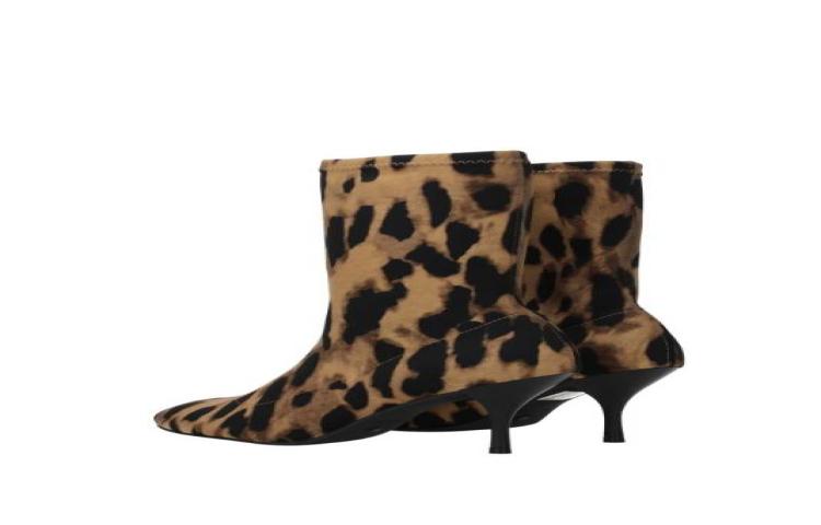 Lookbook 스튜어트 와이츠먼 슬레인 80 '베이지, 블랙, 브라운 레오파드' F54082-718_SLAINE80LEO1L98752