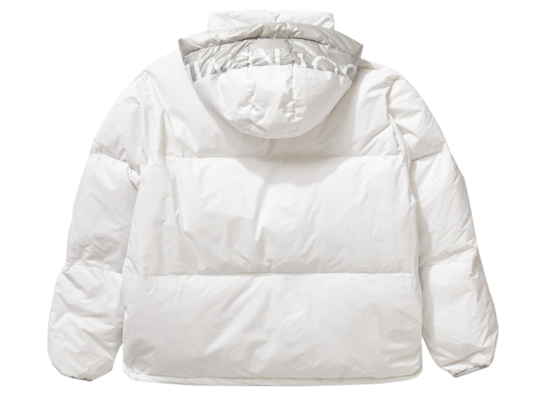 Lookbook Chaqueta Supreme Featherweight Down Blanca.