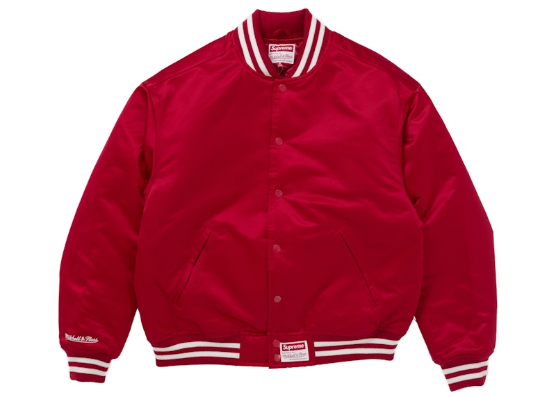 Lookbook Chaqueta Varsity Satinada Roja Supreme Mitchell & Ness (FW24).