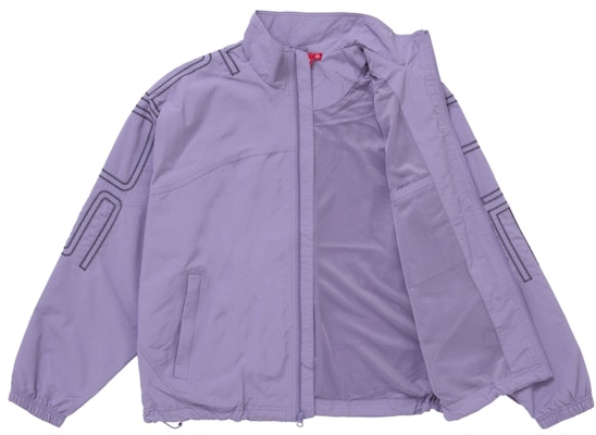 Chaqueta Deportiva Bordada Supreme Spellout (SS25) Púrpura Polvoriento Order Chaqueta Deportiva Bordada Supreme Spellout (SS25) Púrpura Polvoriento