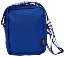 슈프림 18SS 로얄 블루 숄더백
Lookbook 슈프림 18SS 로얄 블루 숄더백