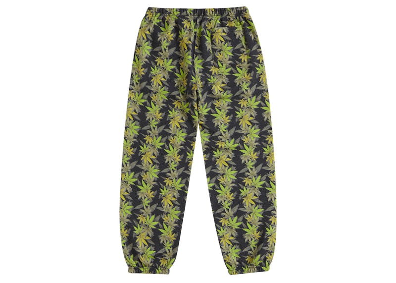 Order Supreme The North Face Celana Training Daun Hitam