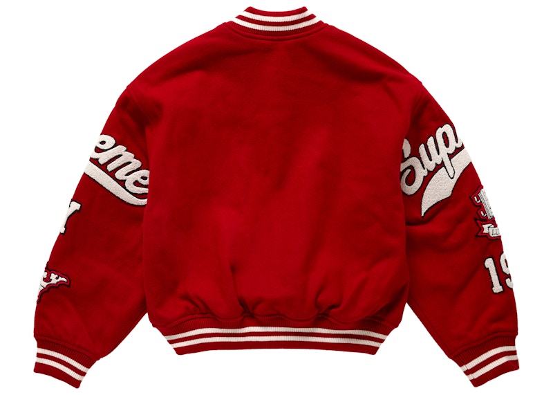 Lookbook Chaqueta Varsity Roja Supreme Veritas