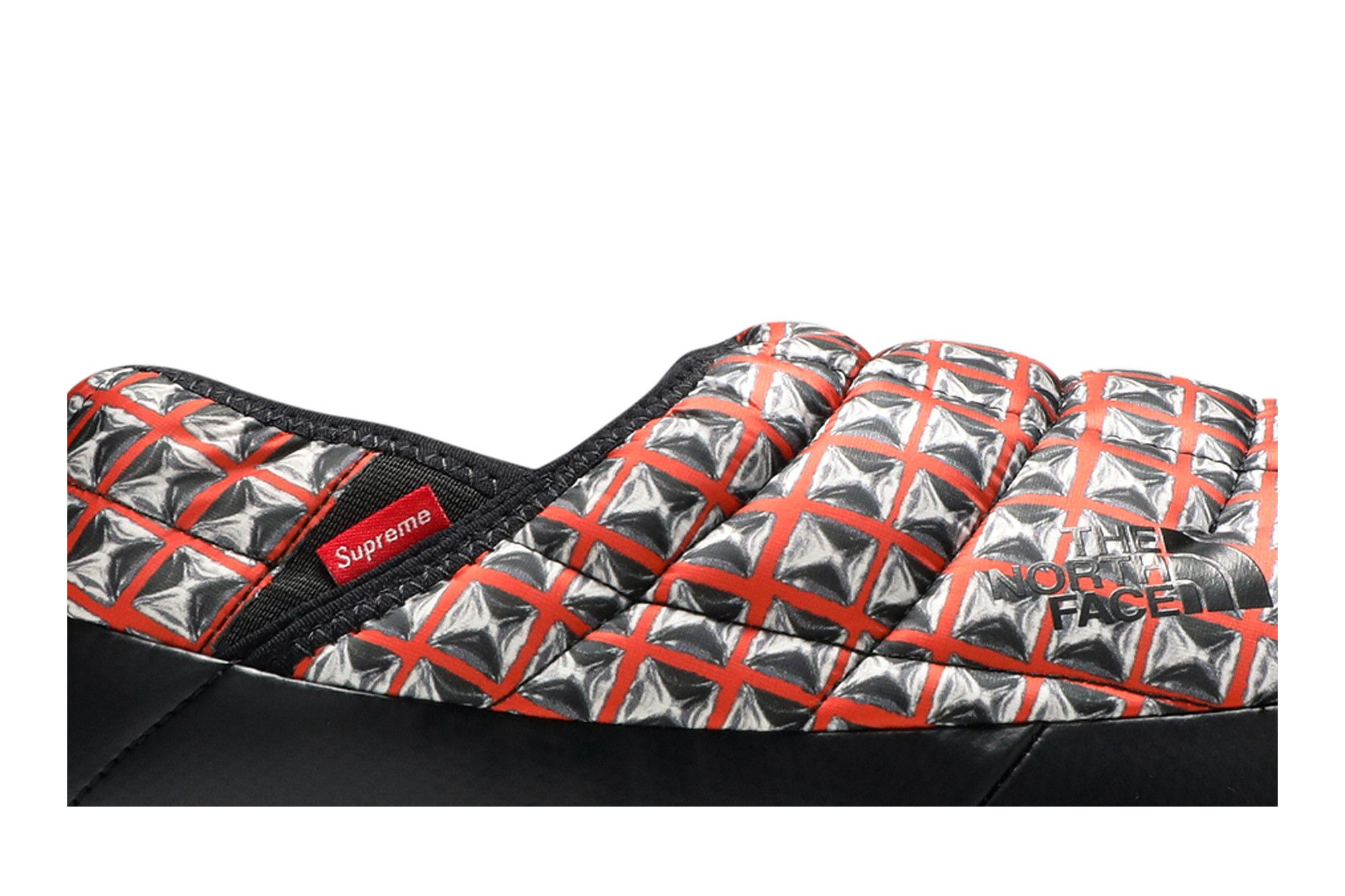 Order Supreme x The North Face Traction Mule ''Rote Nietenprint'' 2021