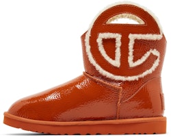 Telfar x UGG 标志迷你靴 '皱褶 - 辣南瓜' 1155790-SYP Lookbook Telfar x UGG 标志迷你靴 '皱褶 - 辣南瓜' 1155790-SYP