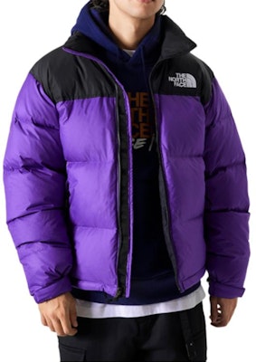 The North Face 1996 復古紫色拼接羽絨外套 男女通用款式。 NF0A3C8D-QIR Shop The North Face 1996 復古紫色拼接羽絨外套 男女通用款式。 NF0A3C8D-QIR