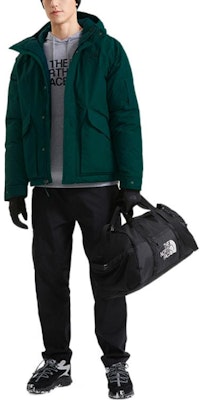 THE NORTH FACE Green Waterproof Hooded Down Jacket with Logo & Zip Pockets NF0A7QT6-D7V Lookbook THE NORTH FACE Green Waterproof Hooded Down Jacket with Logo & Zip Pockets NF0A7QT6-D7V