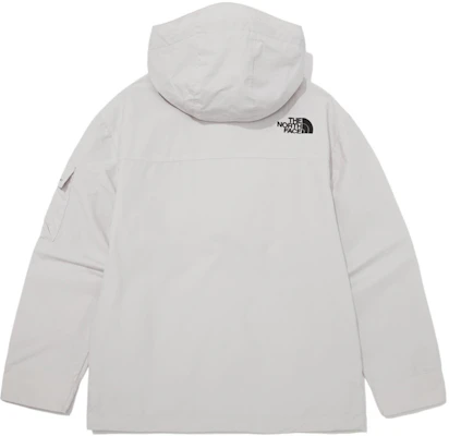 ザ・ノース・フェイス グレー ロゴプリント 防風 多機能ポケット フーデッドジャケット NJ3BP01L Lookbook ザ・ノース・フェイス グレー ロゴプリント 防風 多機能ポケット フーデッドジャケット NJ3BP01L