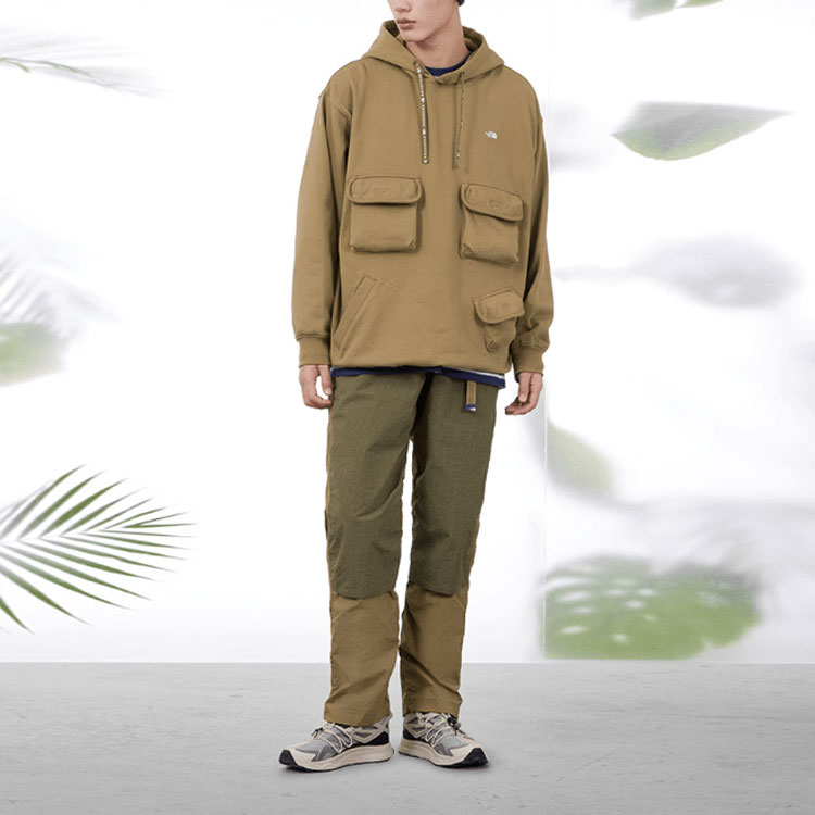 Shop The North Face 多口袋運動衛衣 情侶款卡其色 NF0A81LL-173
