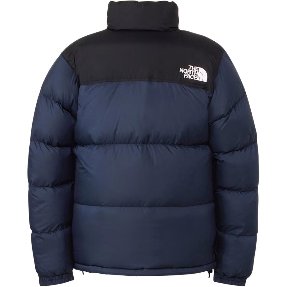 Lookbook 노스페이스 눕시 FW24 발트로 네이비 블루 로고 자수 패딩 재킷. ND92335-UN