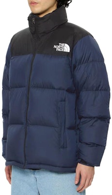 노스페이스 눕시 FW24 발트로 네이비 블루 로고 자수 패딩 재킷. ND92335-UN Shop 노스페이스 눕시 FW24 발트로 네이비 블루 로고 자수 패딩 재킷. ND92335-UN