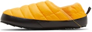 Lookbook The North Face Thermoball Traction Mule 5 'Summit Gold' Warna Emas. NF0A3UZNZU31