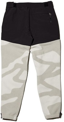 The North Face TNF x KAWS Celana Santai Pria Warna Hitam Putih. NF0A7WMC-8K4 Lookbook The North Face TNF x KAWS Celana Santai Pria Warna Hitam Putih. NF0A7WMC-8K4