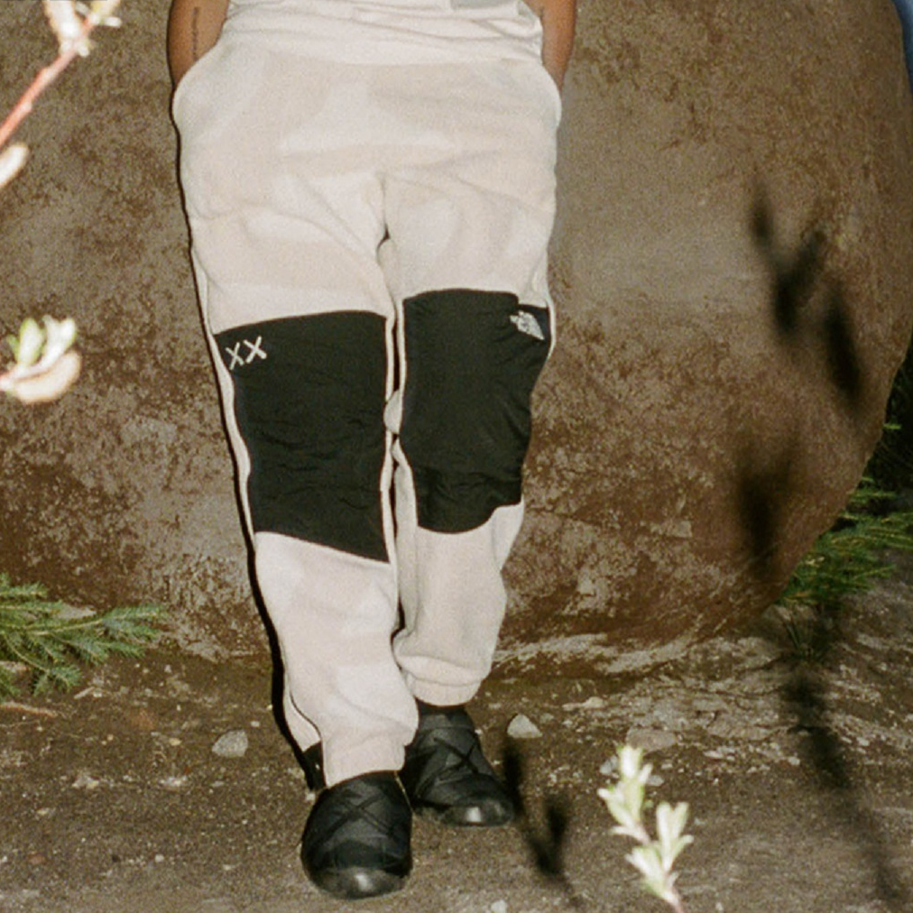 Shop The North Face TNF x KAWS Celana Santai Pria Warna Hitam Putih. NF0A7WMC-8K4