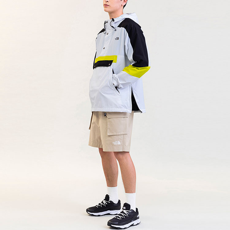 Shop The North Face 都會探險防風連帽外套 白色 NF0A5B3C-FN4