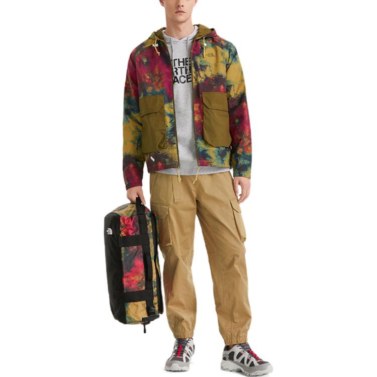 Shop The North Face 都會探險系列綁染連帽外套 多彩 NF0A7W7E-94B