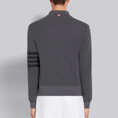 Thom Browne 4-Bar Knit Polo Lengan Panjang Abu-Abu. MJP132A-05802-025 Sizing Thom Browne 4-Bar Knit Polo Lengan Panjang Abu-Abu. MJP132A-05802-025