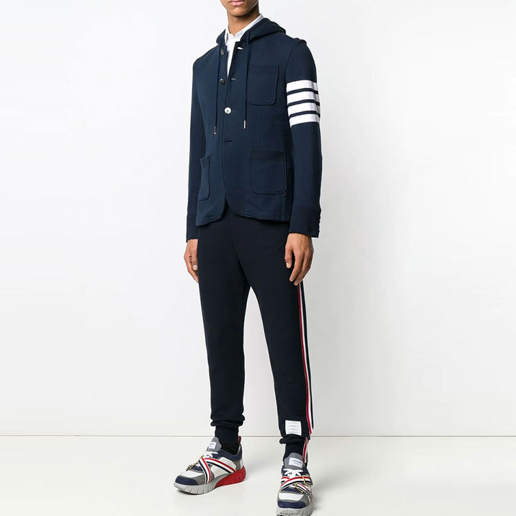 Lookbook 톰 브라운 4-바 로고 후드 자켓 네이비 블루. MJT166A-00535-415