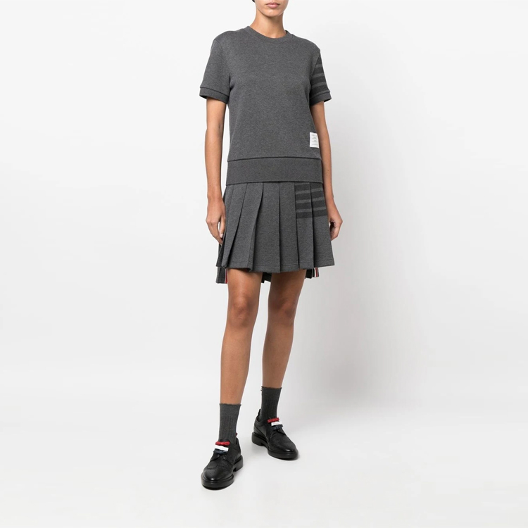 Lookbook THOM BROWNE 四杠百褶迷你裙 灰色 FJK083AJ0051
