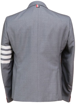 THOM BROWNE Blazer Gris 4-Bar Stripe Edición Regreso a Clases MJC159A-06146-035 Lookbook THOM BROWNE Blazer Gris 4-Bar Stripe Edición Regreso a Clases MJC159A-06146-035