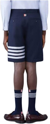 THOM BROWNE Cotton Pendek Biru 4-Bar Stripe Relaxed Fit dengan Saku Resleting. MTU321U-07890-415 Shop THOM BROWNE Cotton Pendek Biru 4-Bar Stripe Relaxed Fit dengan Saku Resleting. MTU321U-07890-415
