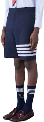 THOM BROWNE Cotton Pendek Biru 4-Bar Stripe Relaxed Fit dengan Saku Resleting. MTU321U-07890-415 Purchase THOM BROWNE Cotton Pendek Biru 4-Bar Stripe Relaxed Fit dengan Saku Resleting. MTU321U-07890-415